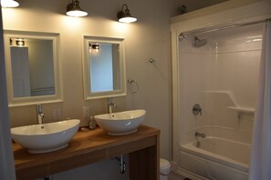 Shower, hair dryer - Cedar Shoals Cottage (Tobermory)