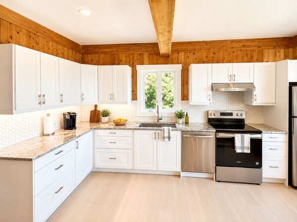 Coffee/tea maker, fridge, microwave, oven