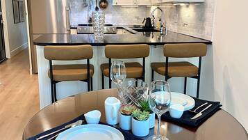 Micro-ondes, four, plaque de cuisson, lave-vaisselle