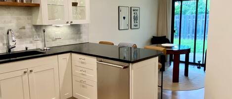 Mikroaaltouuni, uuni, liesi, astianpesukone