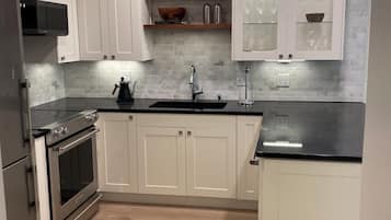 Microondas, horno, parrilla de estufa y lavavajillas