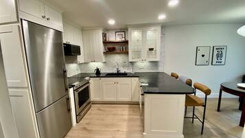 Micro-ondes, four, plaque de cuisson, lave-vaisselle