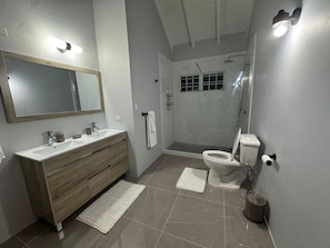 Douche, serviettes fournies, savon, papier toilette