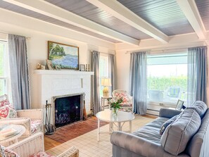 Smart-TV, Kamin, Bücher