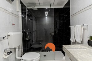 Douche, sèche-cheveux, serviettes fournies, savon