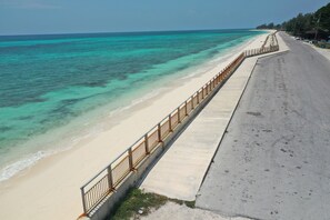 Sun loungers - Escape to your perfect home away from home, nestled just across from the beach. (Freeport)