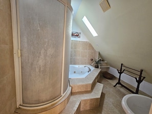 Baignoire à jets, serviettes fournies, savon, papier toilette
