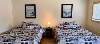 NEWLY RENOVATED! Cozy cabin with WiFi and AC in charming Oscoda