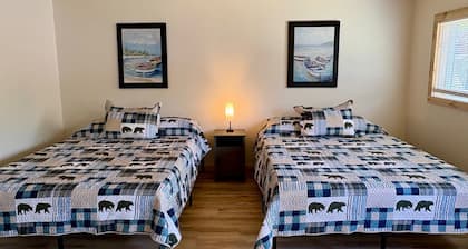 NEWLY RENOVATED! Cozy cabin with WiFi and AC in charming Oscoda