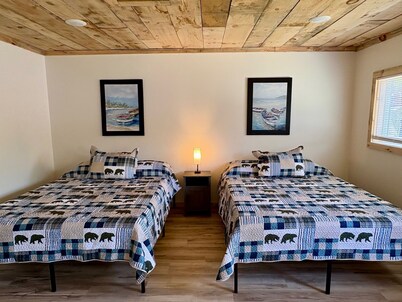 NEWLY RENOVATED! Cozy cabin with WiFi and AC in charming Oscoda