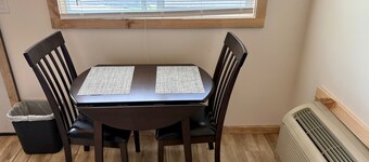 NEWLY RENOVATED! Cozy cabin with WiFi and AC in charming Oscoda