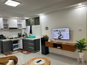 Réfrigérateur, micro-ondes, plaque de cuisson, cafetière/bouilloire
