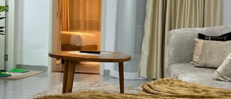 1 habitación, escritorio, tabla de planchar con plancha y wifi