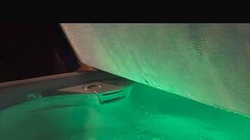 Un jacuzzi avec un éclairage vert.