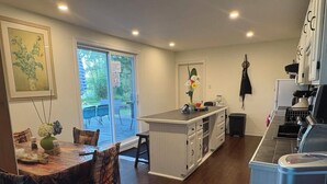 Keittiössä on ruokailutila, suuri ikkuna ja näkymä ulos.