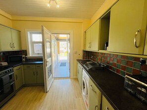 冷蔵庫、電子レンジ、オーブン、食器洗い機