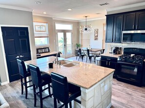 Kjøleskap, mikrobølgeovn, ovn og oppvaskmaskin