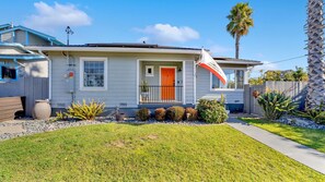Exterior - Charming Family Gem Walk to Restaurants and the Ocean! Private Hot Tub & Yard (Oceanside)