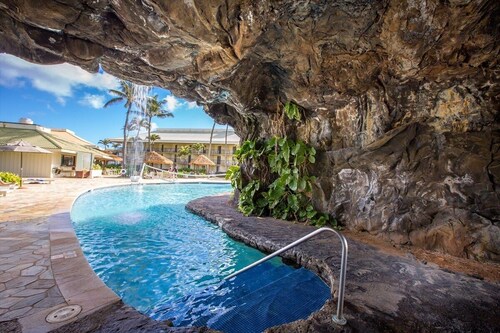 4 Star Beachfront Resort. King Bed. Lanai. AC. Restaurant. Pool. Gym. Spa.