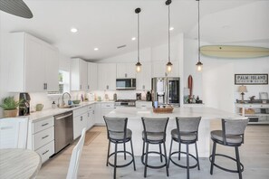 Kühlschrank, Mikrowelle, Herdplatte, Geschirrspüler