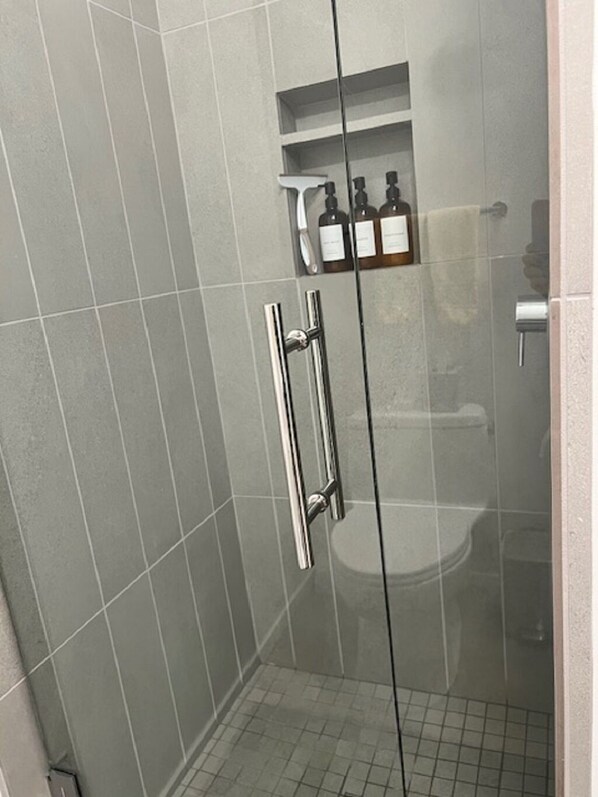 Dusche, Haartrockner, Handtücher, Seife