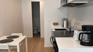 Kaffetrakter/tekoker, kjøleskap, mikrobølgeovn og ovn