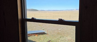 Private 5 Acre Off-Grid Cabin: 360° Views & Mountain Sunset Retreat