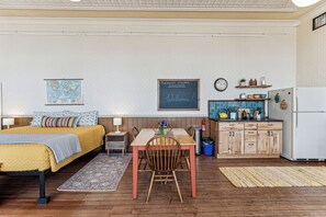 1 bedroom, desk, free WiFi, bed sheets - Charming Historic Schoolhouse (Stockholm)