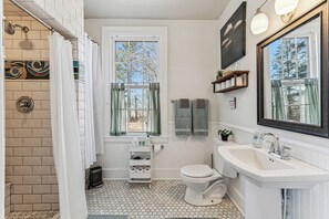 Douche, séchoir à cheveux, serviettes fournies, savon