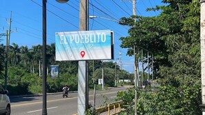 Placa de rua para El Poeleto com um símbolo de coração.