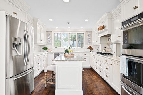 Cranberry Hill l 9 BR 22 Acre Estate l Sleeps 24