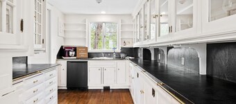 Cranberry Hill l 9 BR 22 Acre Estate l Sleeps 24