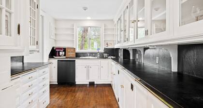 Cranberry Hill l 9 BR 22 Acre Estate l Sleeps 24