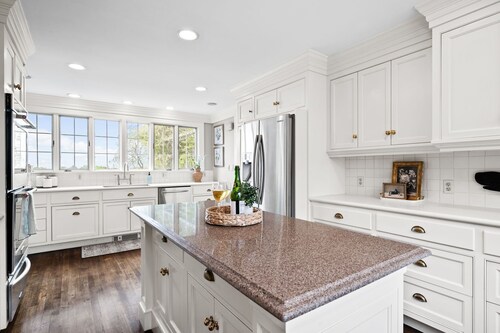 Cranberry Hill l 9 BR 22 Acre Estate l Sleeps 24