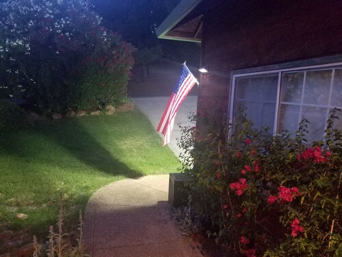 Charming 3-bedroom house with WiFi and AC in Hidden Valley Lake