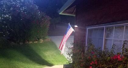 Charming 3-bedroom house with WiFi and AC in Hidden Valley Lake