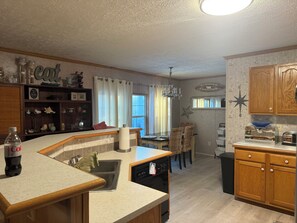 Mikrobølgeovn, ovn, kokeplater og oppvaskmaskin