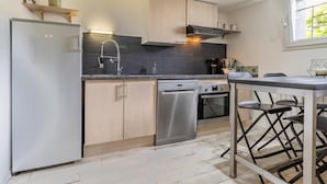 Coffee/tea maker, fridge, microwave, oven - VILLA MASANDJO - SAINT ALBAN LEYSSE (SAINT ALBAN LEYSSE)