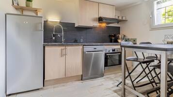 Réfrigérateur, micro-ondes, four, plaque de cuisson