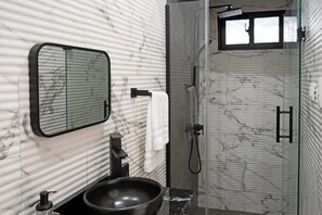 Serviettes fournies, papier toilette