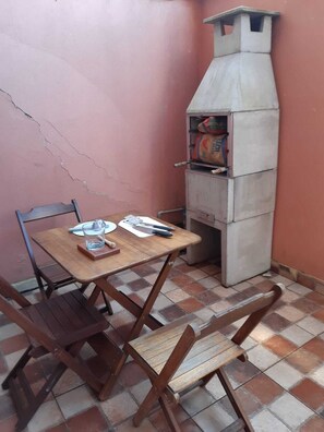 Outdoor dining - House 150 meters from the beach in Paraty.  A/C, WI-FI, SMART TV AND LOUNDRY. (Jabaquara Paraty)