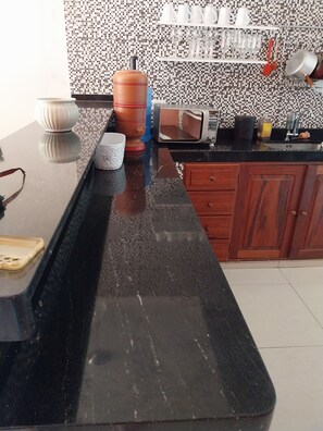 Fridge, microwave, oven, stovetop - HOUSE 150 METERS FROM JABAQUARA BEACH. A/C, WI-FI, SMART TV AND LOUNDRY. (Jabaquara Paraty)