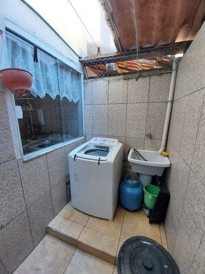 Shower, towels, soap, toilet paper - House 150 meters from the beach in Paraty.  A/C, WI-FI, SMART TV AND LOUNDRY. (Jabaquara Paraty)