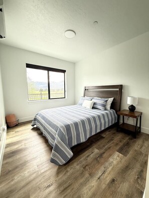 2 bedrooms, travel crib, free WiFi, bed sheets