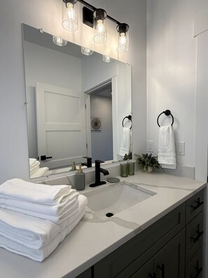 Een haardroger, handdoeken