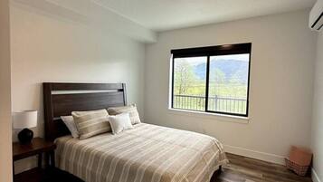 2 bedrooms, travel crib, WiFi (free), bed sheets
