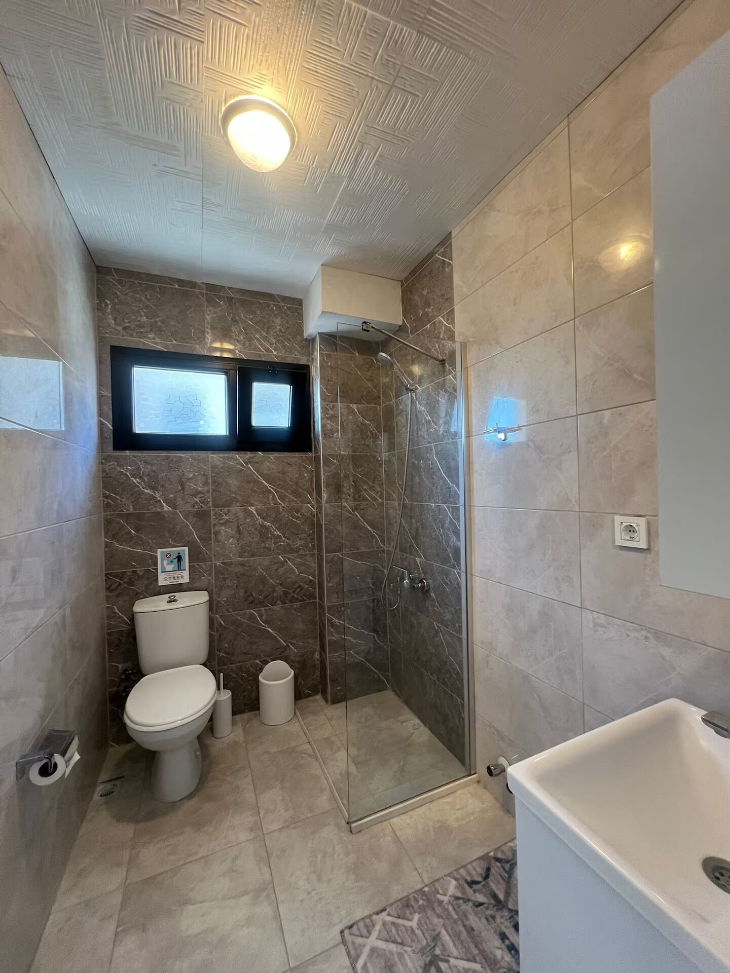 Appart'hôtel Deluxe | Salle de bain | Douche, serviettes fournies, savon, shampoing