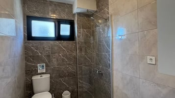 Leilighet – deluxe | Bad | Dusj, håndklær, såpe og sjampo