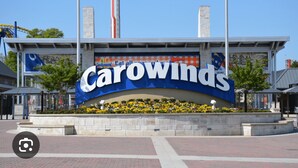 Une grande enseigne avec le mot « Carowinds » et un slogan.