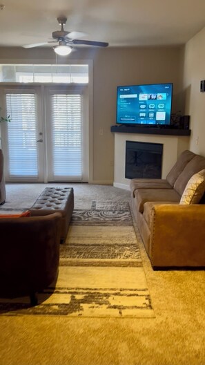 Smart TV, fireplace